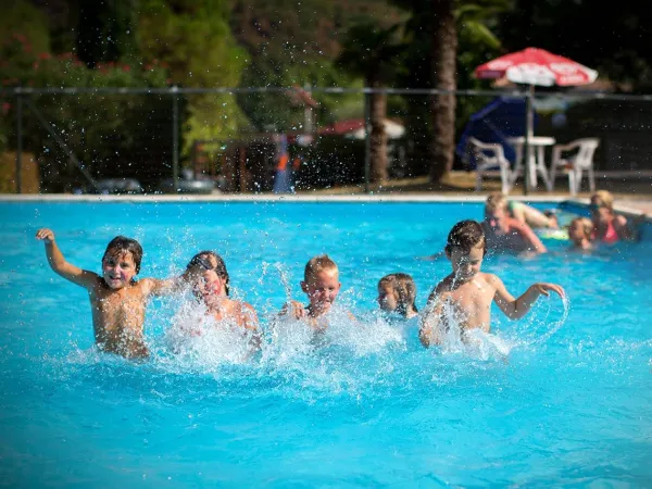 I bambini si divertono nella piscina del Roan camping La Rocca Manerba.