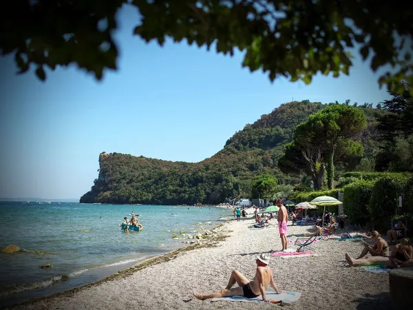 La spiaggia di ghiaia del campeggio Roan La Rocca Manerba.