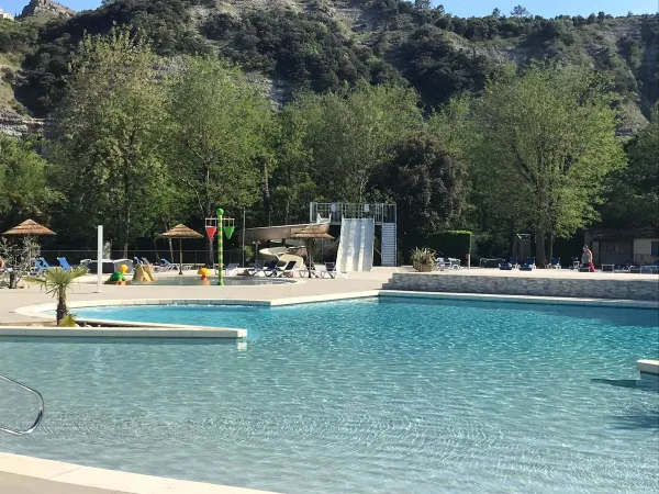 Piscina con scivoli al campeggio Roan La Grand Terre.