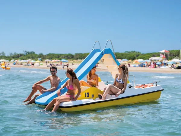 Pedalos sulla spiaggia del campeggio Roan Union Lido Mare.