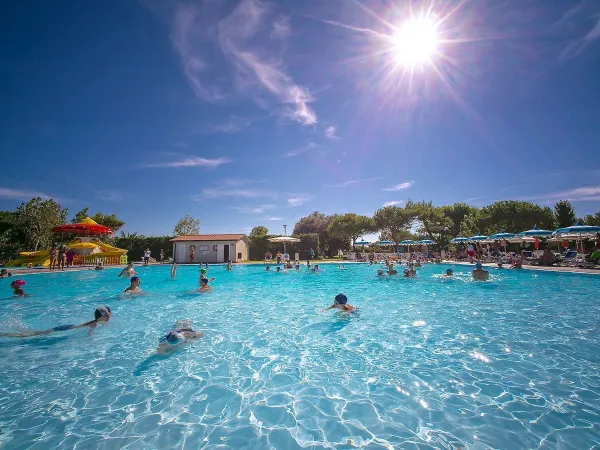 Panoramica della piscina del Roan camping Rubicone.