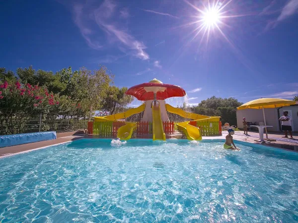 Piscina con scivoli al Roan camping Rubicone.