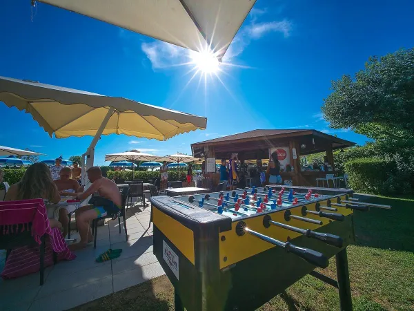 Calcio balilla e terrazza al Roan camping Rubicone.