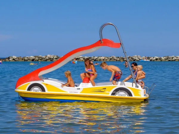 Pedalò con scivolo in mare al Roan camping Rubicone.