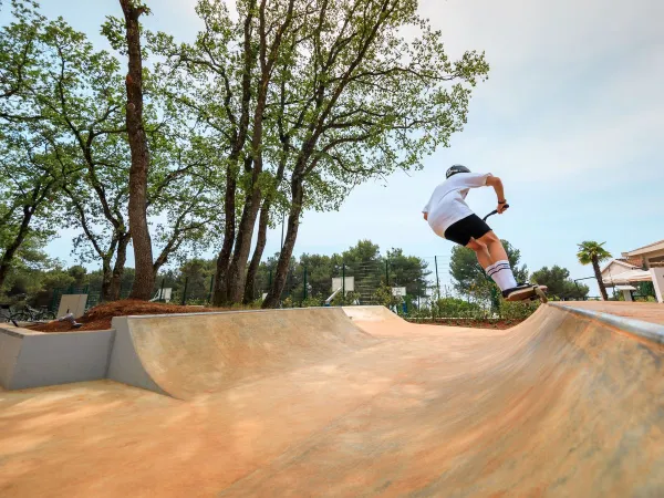 Pattinare nello skate park del campeggio Roan Lanterna.