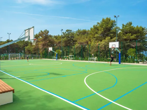 Campo sportivo polivalente presso il campeggio Roan Lanterna.