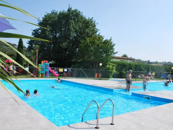 La piscina del campeggio Roan La Rocca Manerba.