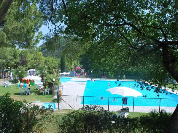 Panoramica della piscina del Roan camping La Rocca Manerba.