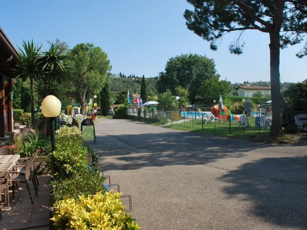 Panoramica della terrazza e del parco giochi del Roan camping La Rocca Manerba.