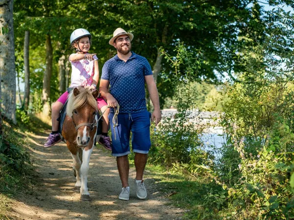Equitazione con i pony vicino al campeggio Roan des Ormes.