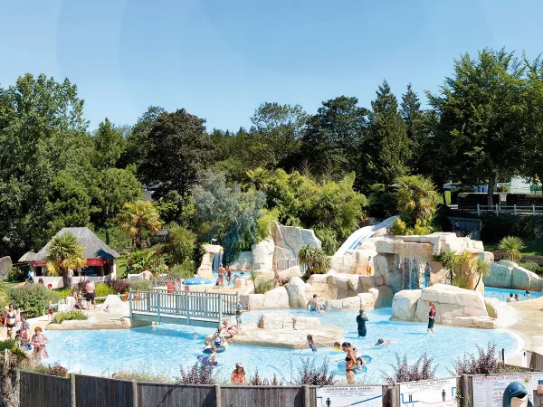 Panoramica della piscina del Roan camping des Ormes.