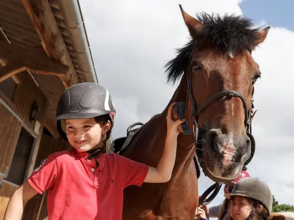 Attività con i pony al campeggio Roan des Ormes.