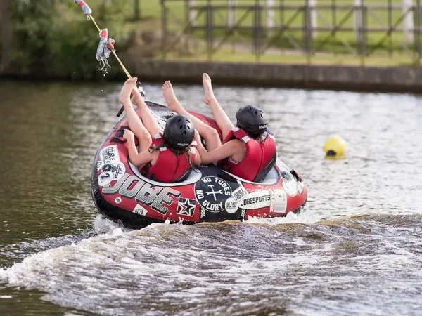 Attività acquatica al campeggio Roan Des Ormes.