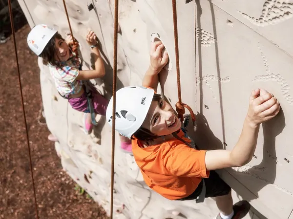 Parete di arrampicata al campeggio Roan des Ormes.