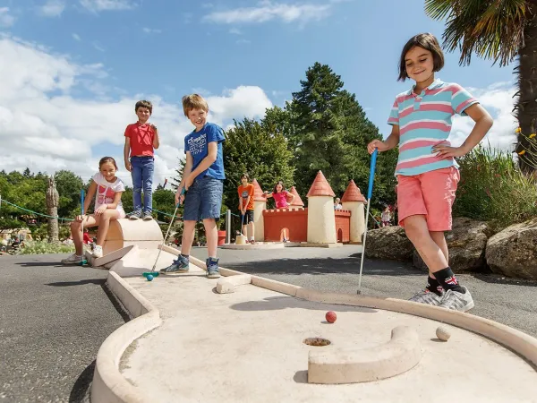 Mini golf al campeggio Roan des Ormes.