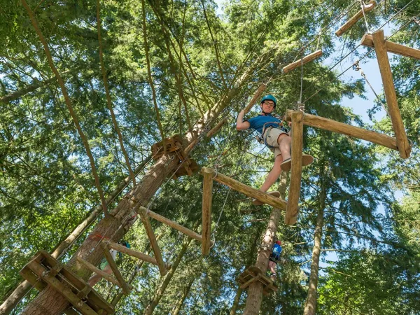 Attività di arrampicata al campeggio Roan des Ormes.