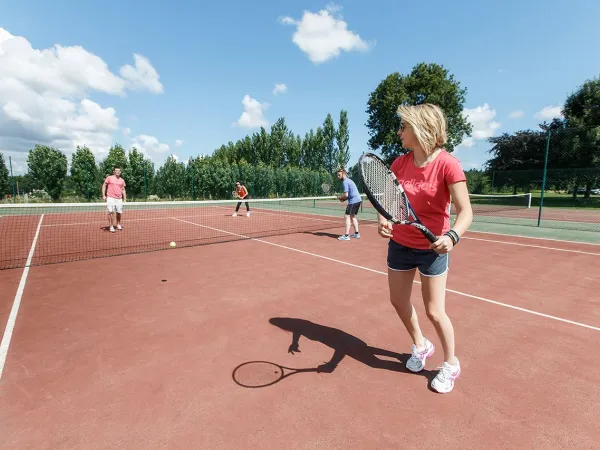 Tennis al campeggio Roan des Ormes.
