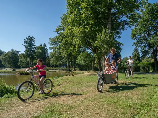 In bicicletta intorno al campeggio Roan des Ormes.