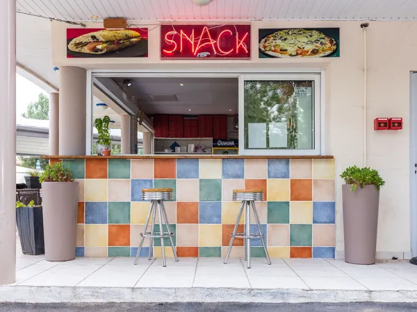 Lo snack bar del campeggio Roan Le Napoléon.