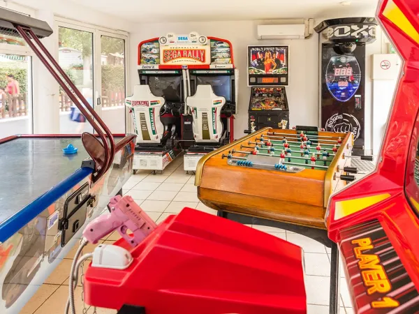 Sala giochi del campeggio Roan Le Napoléon.