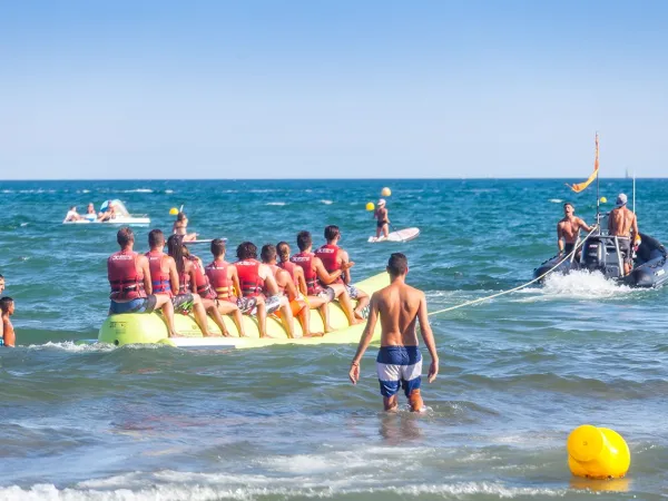 Attività di banana boat vicino al campeggio Roan Club Napoléon.