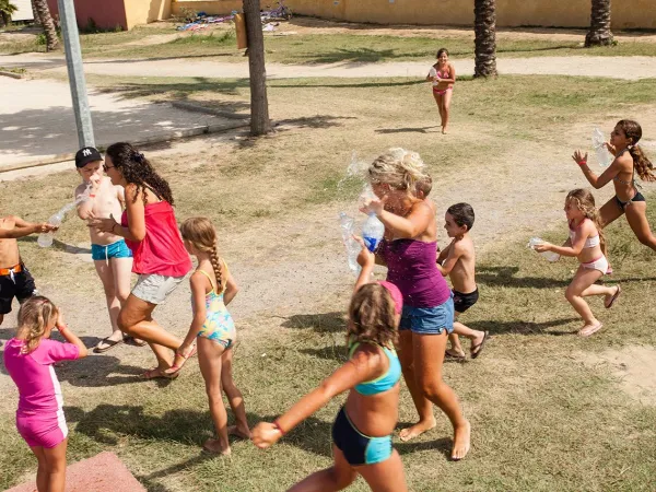 Bambini che giocano al campeggio Roan Le Soleil Méditerranée.