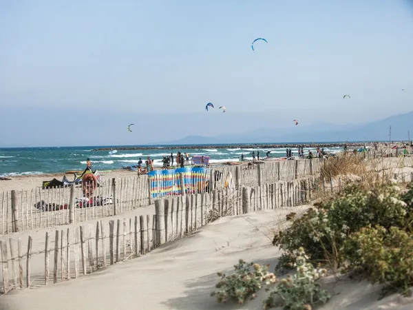 La spiaggia vicino al campeggio Roan Le Soleil Méditerranée.