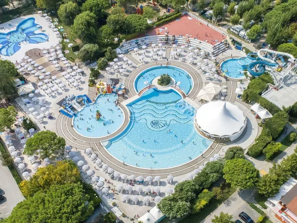 Panoramica della piscina del Roan camping Sant Angelo.