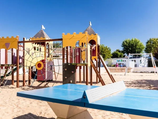 Parco giochi e tavolo da ping pong al campeggio Roan Le Domaine du Clarys.