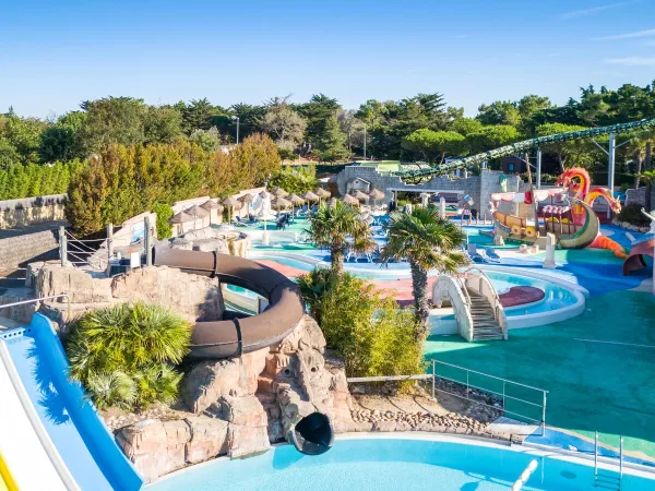 Panoramica del complesso di piscine del campeggio Roan Le Domaine du Clarys.