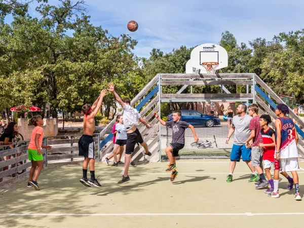 Campo da basket al campeggio Roan Du Verdon.