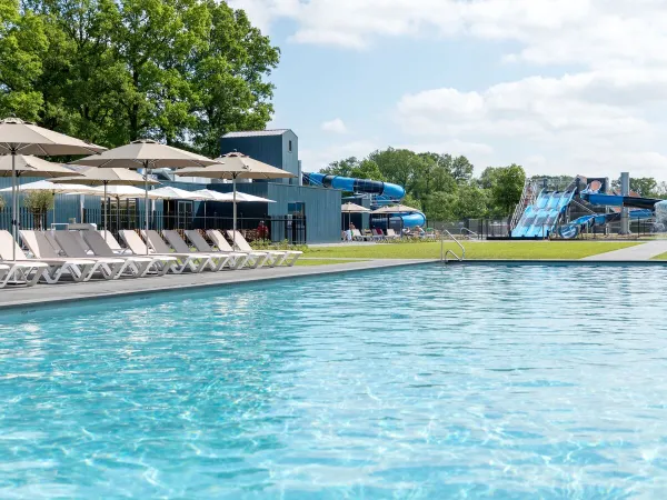 Piscina riscaldata all'aperto con 4 scivoli d'acqua al Roan camping De Twee Bruggen.