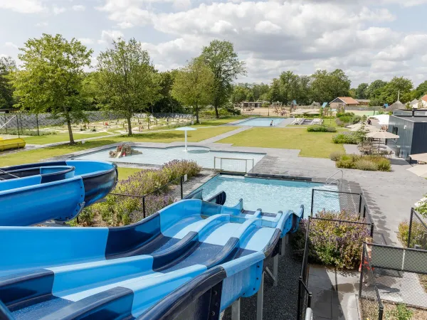 Panoramica degli scivoli della piscina esterna del Roan camping De Twee Bruggen.