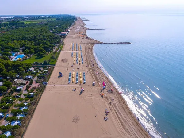 Panoramica della spiaggia del Roan camping Mediterraneo.