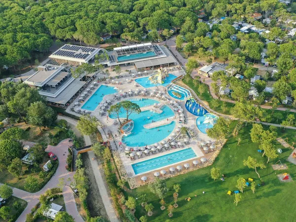 Panoramica della piscina del Roan camping Mediterraneo.