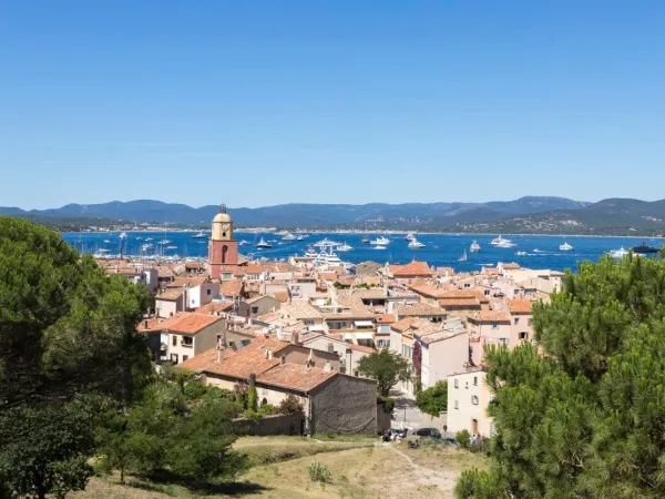 La città di Saint Tropez vicino al Roan camping Domaine de la Noguière.