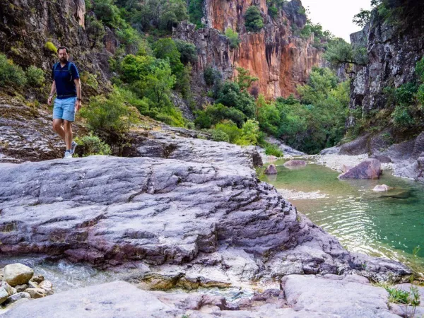 Ambiente roccioso vicino al campeggio Roan Domaine Noguière.