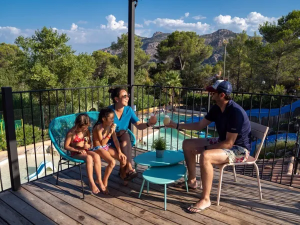 Terrazza sul tetto della piscina del campeggio Roan Domaine Noguière.