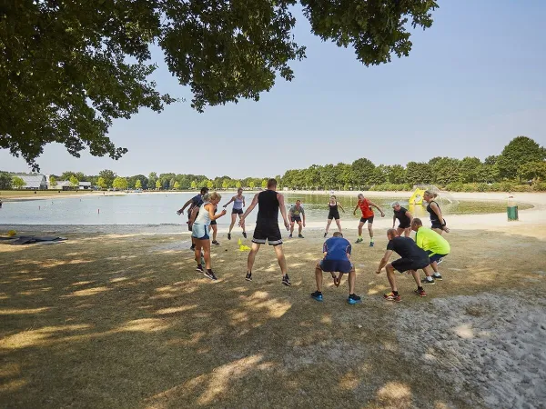 Bootcamp sulla spiaggia del campeggio Roan Terspegelt.