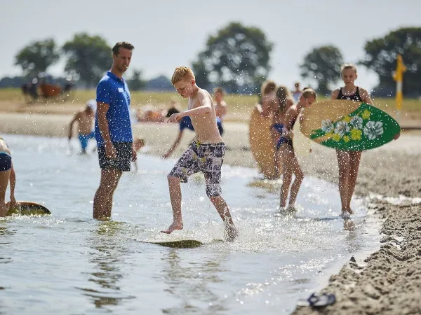 Surf nel laghetto del campeggio Roan Terspegelt.