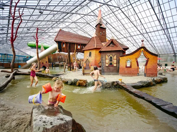 Giocare con l'acqua nella spiaggia delle stelle del campeggio Roan Terspegelt.