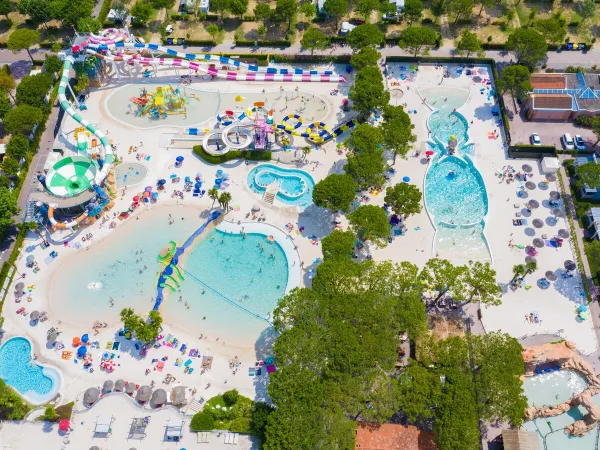Panoramica del complesso di piscine del campeggio Roan Union Lido Mare.