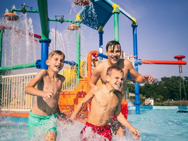 Nuotate nella piscina all'aperto con parco giochi d'acqua del Roan camping De Schatberg.