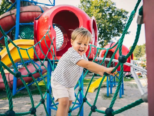 Il parco giochi all'aperto del campeggio Roan De Schatberg.