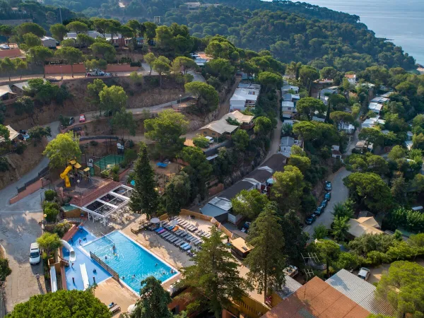 Panoramica delle piscine e degli alloggi del campeggio Roan Cala Canyelles.
