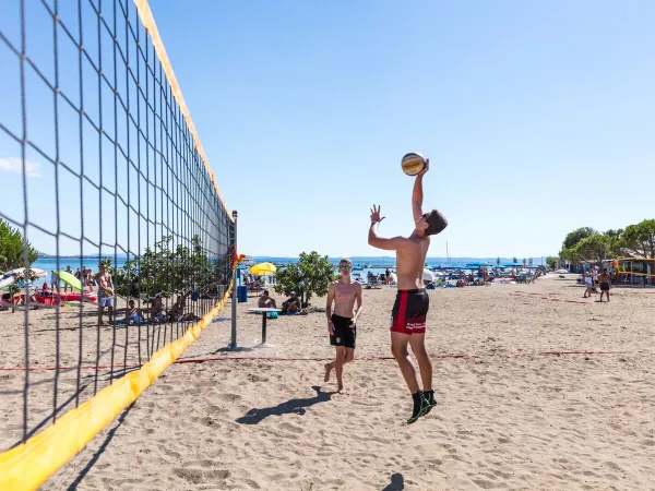 Pallavolo sulla spiaggia del Roan camping Zaton Holiday resort.