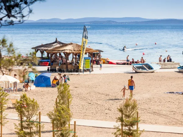 Spiaggia con attrezzature per sport acquatici presso il campeggio Roan Zaton Holiday resort.