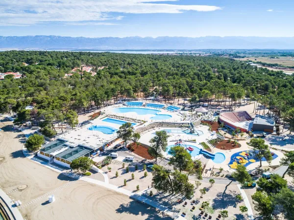 Panoramica del complesso di spiagge e piscine del campeggio Roan di Zaton Holiday Resort.