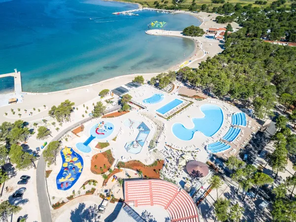 Panoramica della spiaggia, della piscina e del teatro del campeggio Roan Zaton Holiday resort.