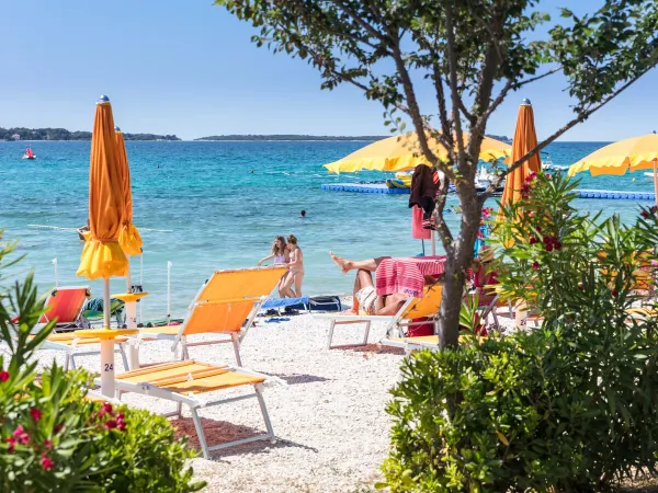 Spiaggia di ciottoli del campeggio Roan Bi Village.